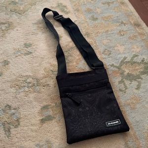 Dakine crossbody purse